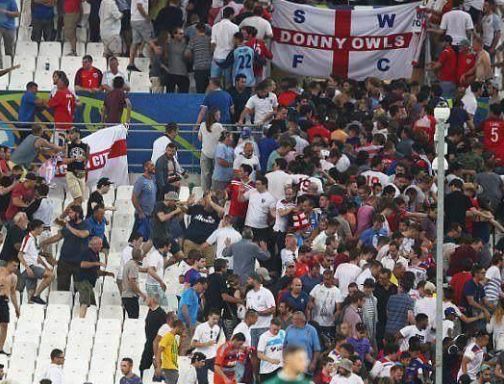  拜仁极端球迷横幅事件引发争议  